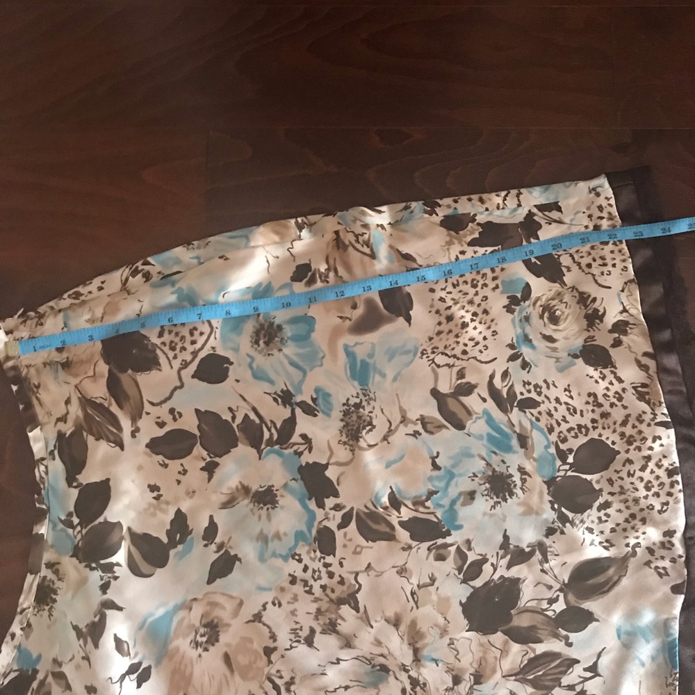Pre-owed Neiman Marcus Exclusive - 100 Silk Size 4 - Picture 4 of 4